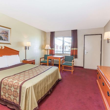 Super 8 By Wyndham Bakersfield/Central Екстериор снимка