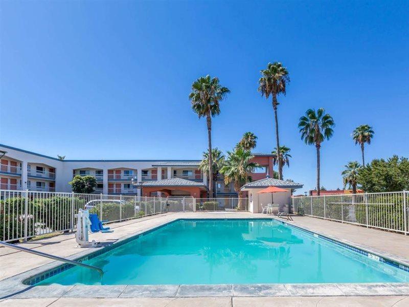 Super 8 By Wyndham Bakersfield/Central Екстериор снимка