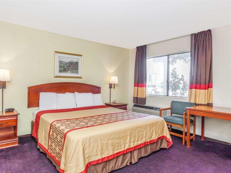 Super 8 By Wyndham Bakersfield/Central Екстериор снимка