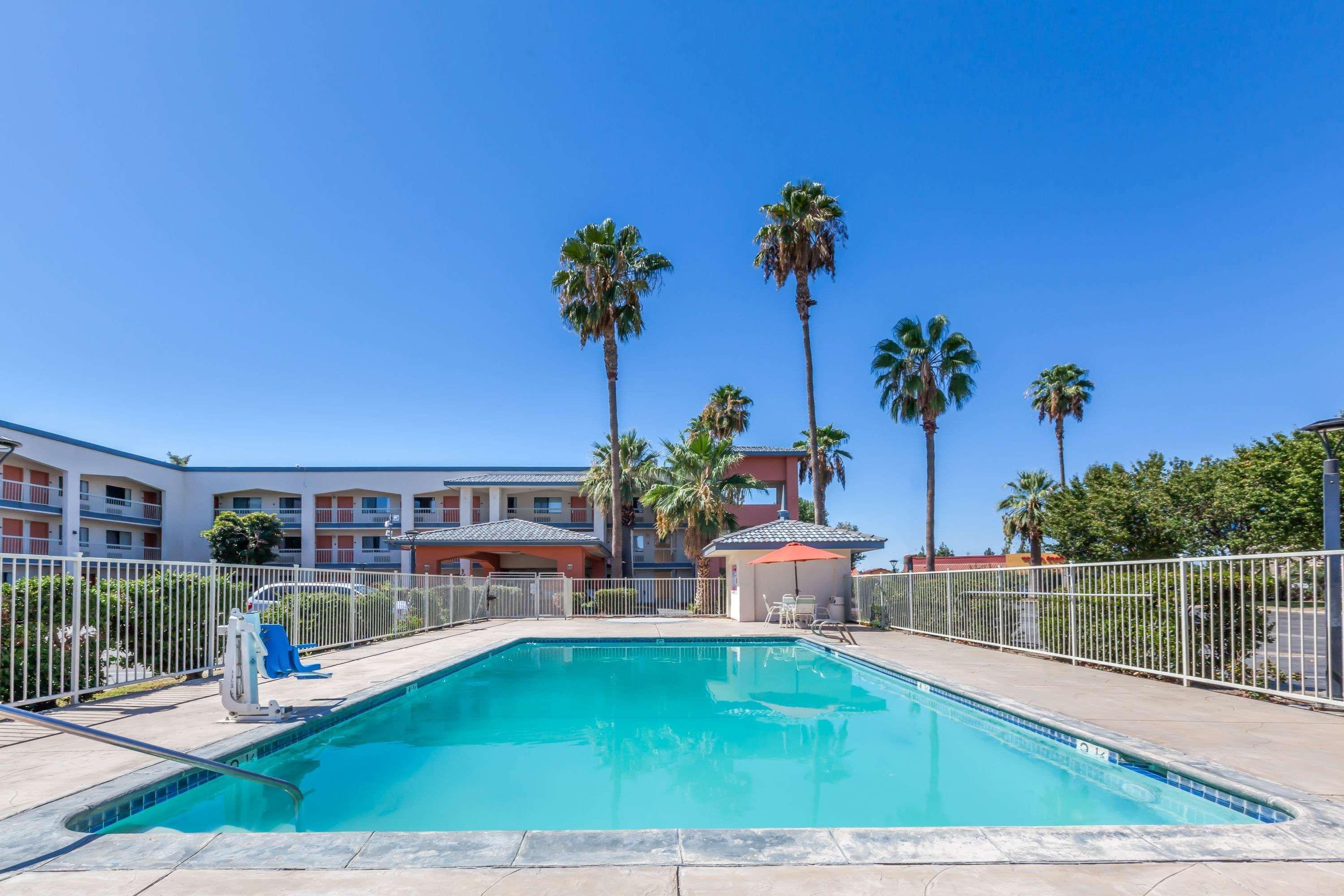 Super 8 By Wyndham Bakersfield/Central Екстериор снимка
