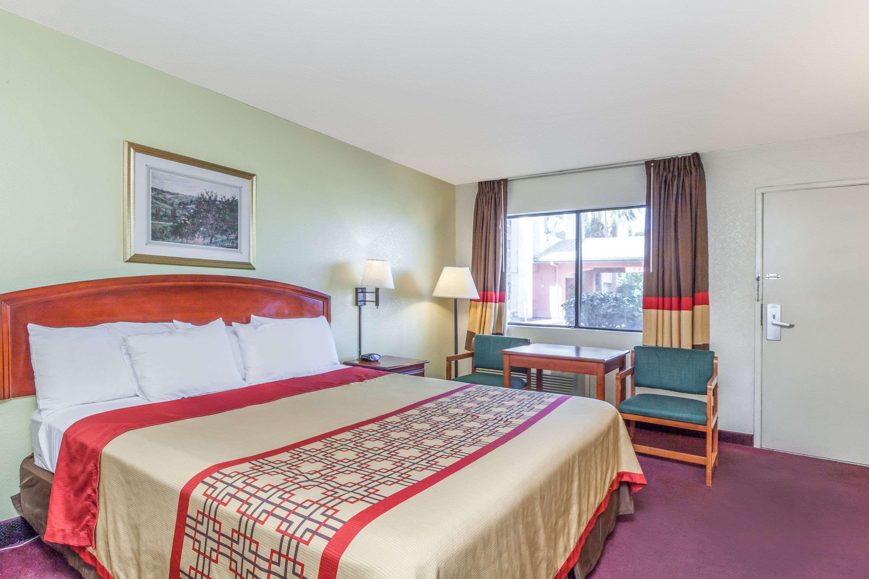 Super 8 By Wyndham Bakersfield/Central Екстериор снимка