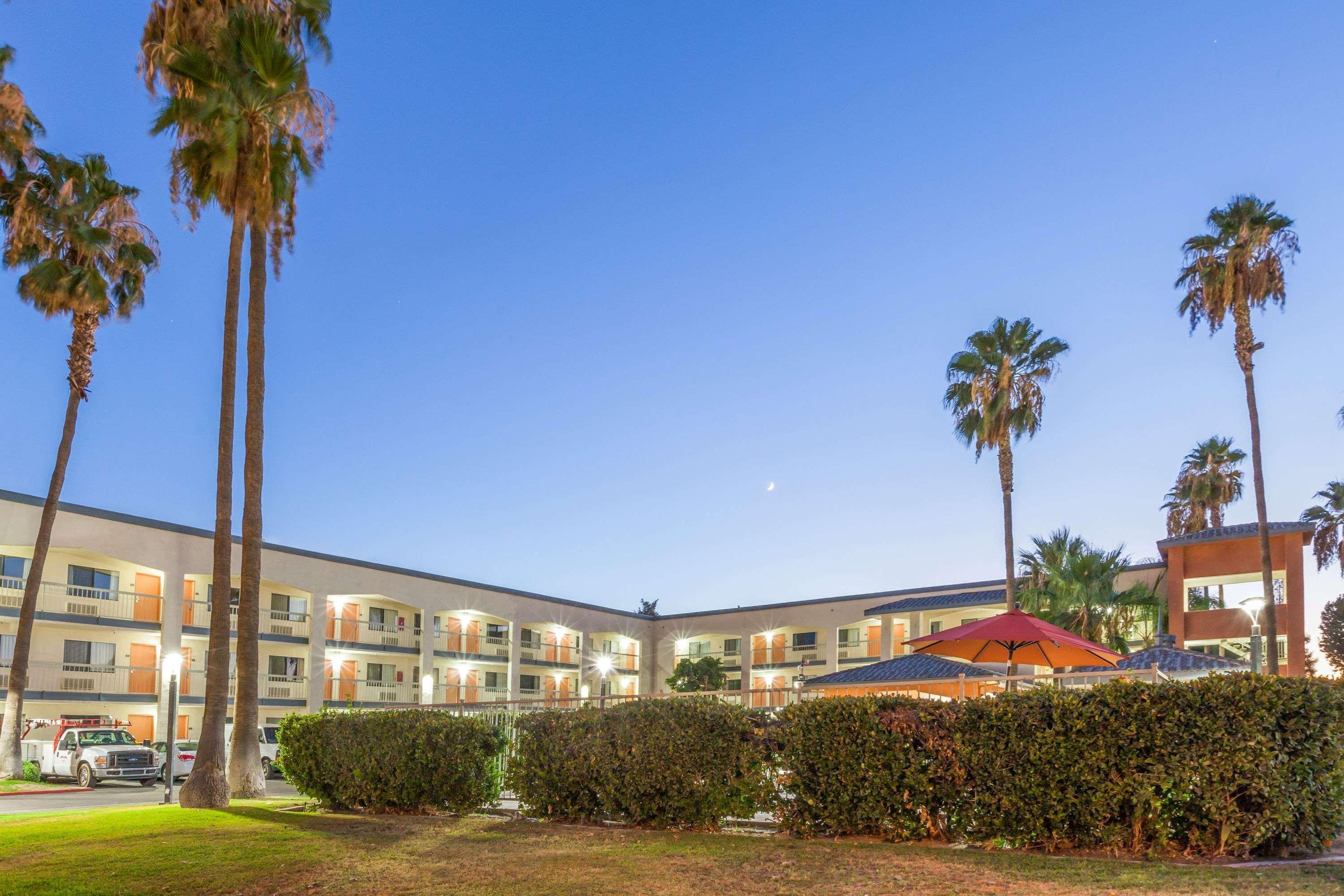 Super 8 By Wyndham Bakersfield/Central Екстериор снимка