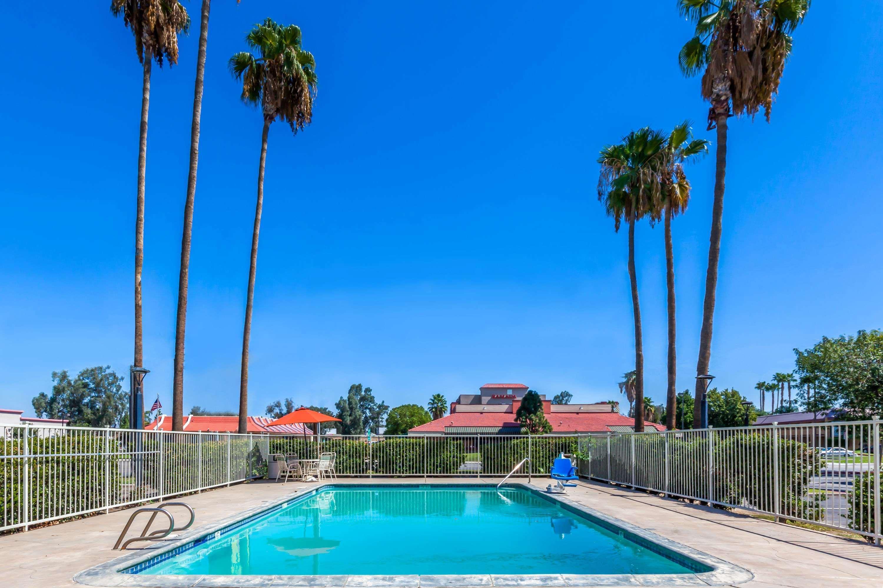 Super 8 By Wyndham Bakersfield/Central Екстериор снимка