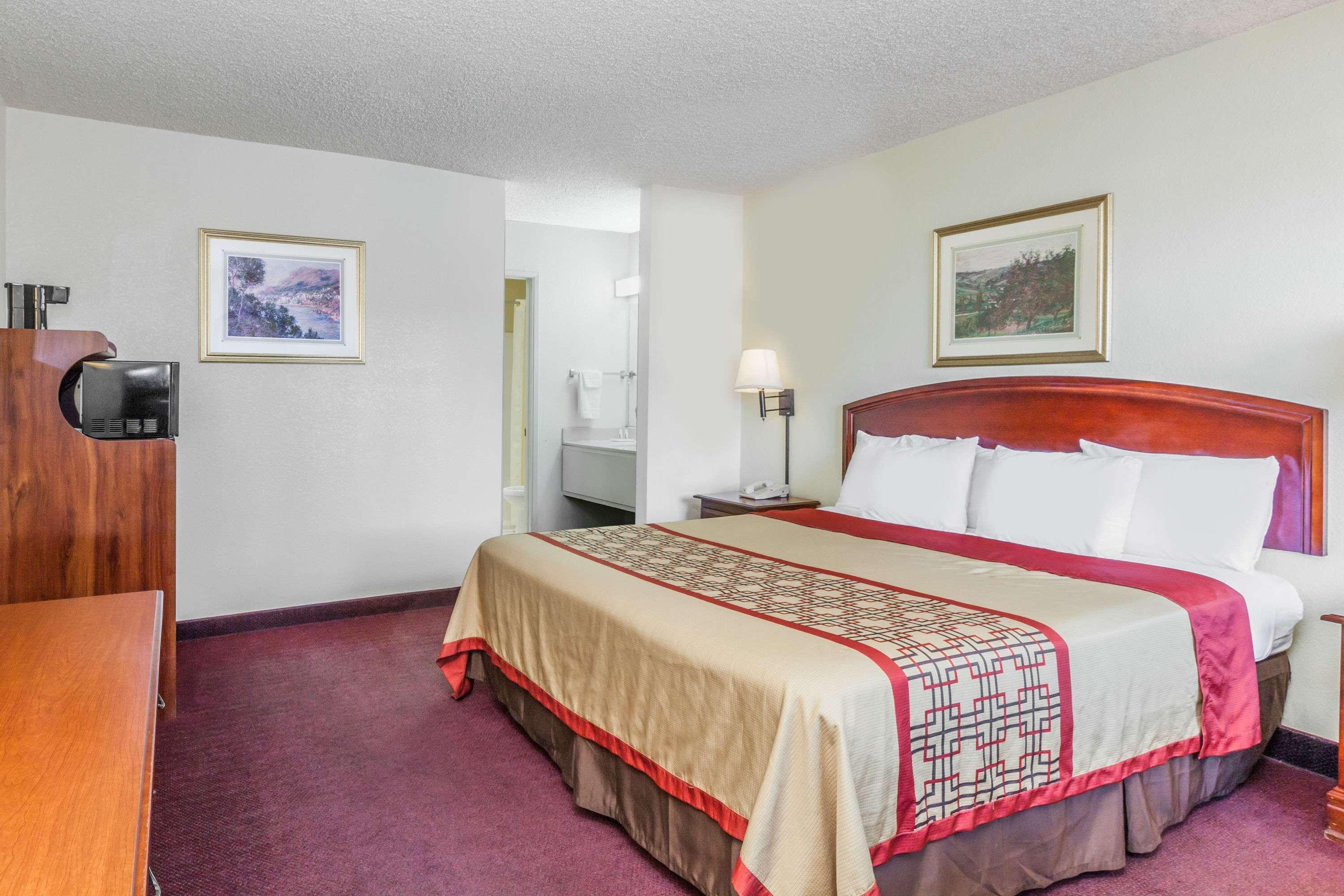 Super 8 By Wyndham Bakersfield/Central Екстериор снимка