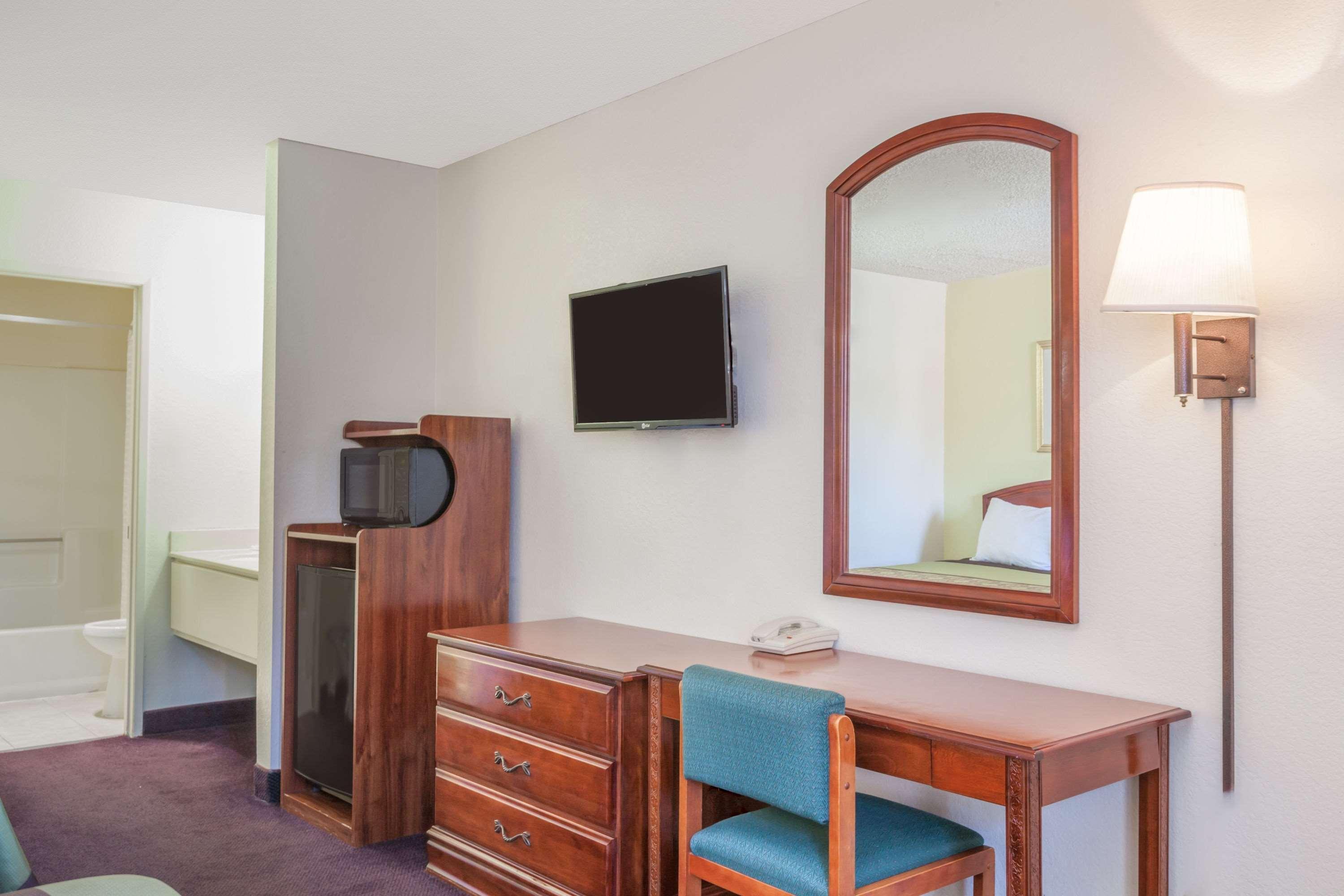 Super 8 By Wyndham Bakersfield/Central Екстериор снимка