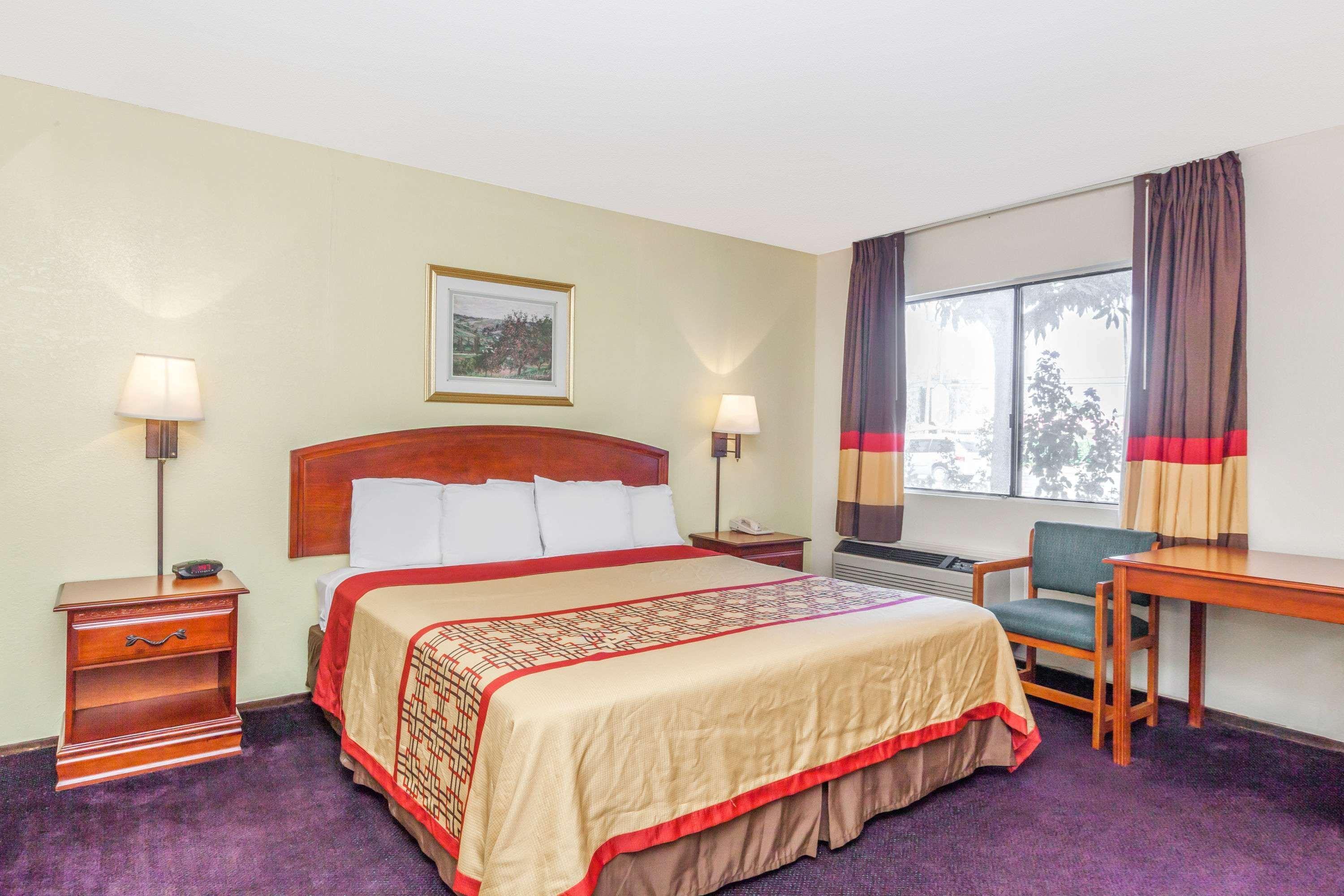 Super 8 By Wyndham Bakersfield/Central Екстериор снимка