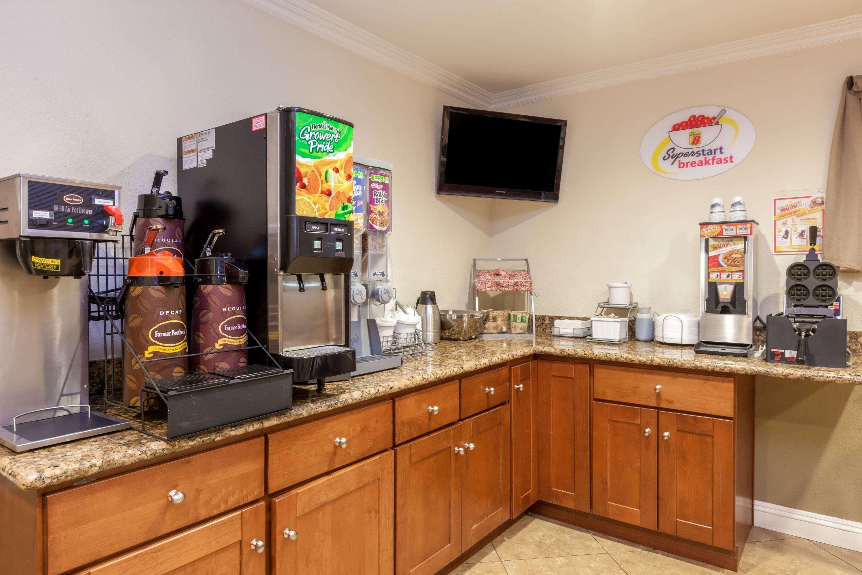 Super 8 By Wyndham Bakersfield/Central Екстериор снимка