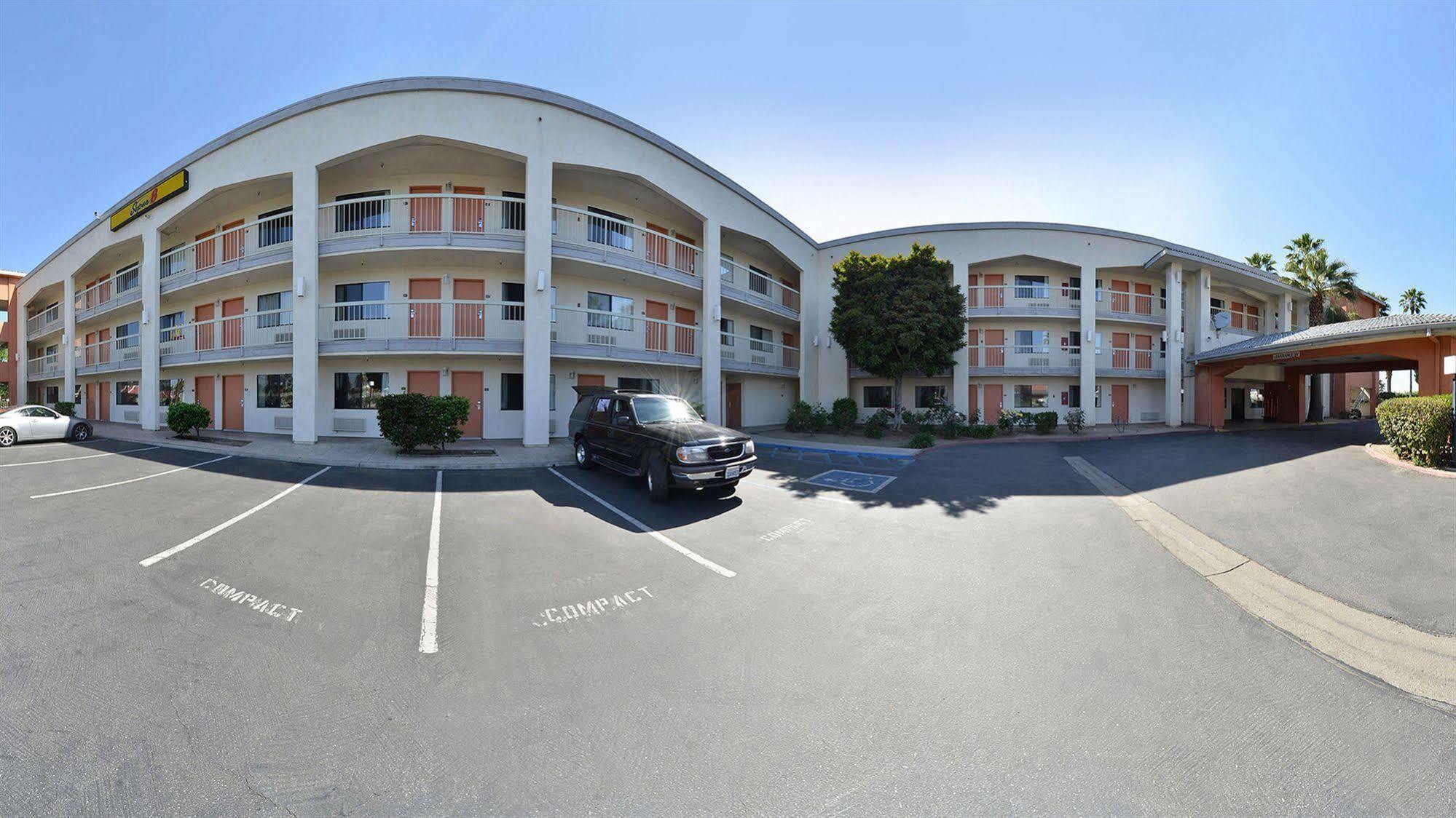 Super 8 By Wyndham Bakersfield/Central Екстериор снимка