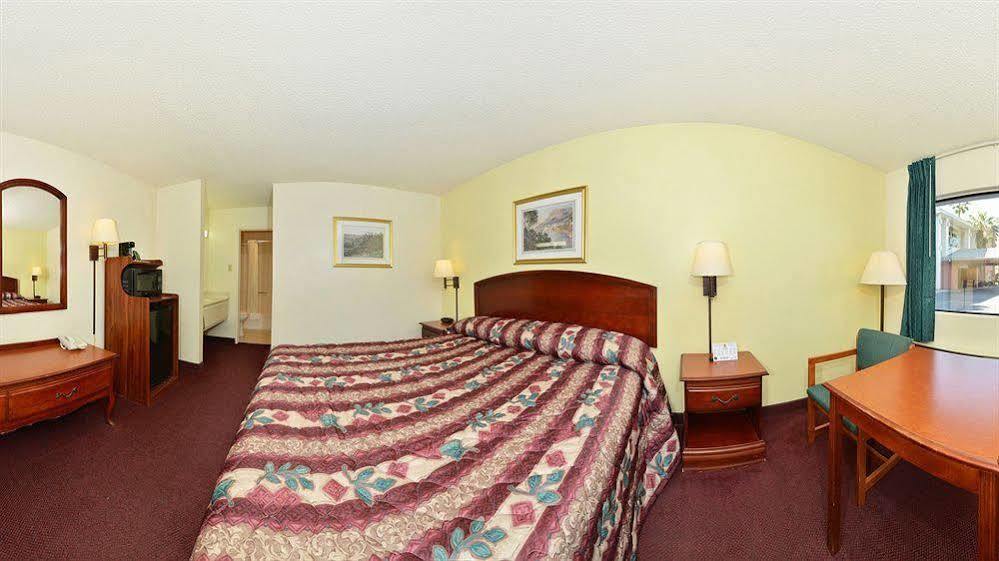 Super 8 By Wyndham Bakersfield/Central Екстериор снимка